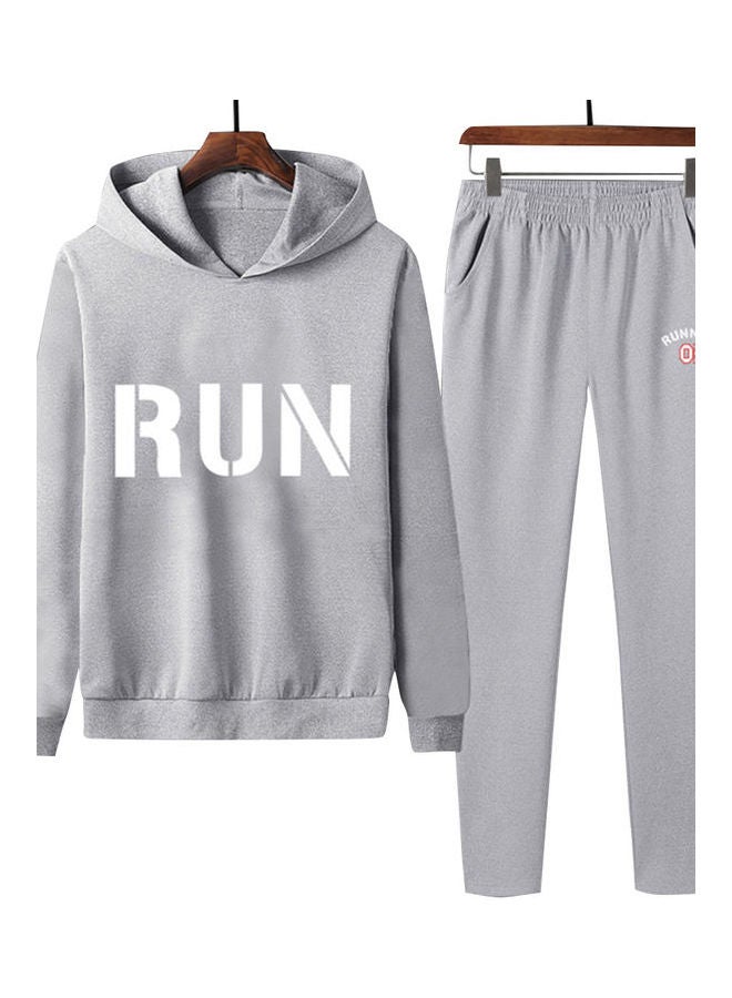 طقم سويت شيرت بغطاء للرأس وبنطال رياضي مزين بطبعة من قطعتين رمادي/ أبيض - Image 1