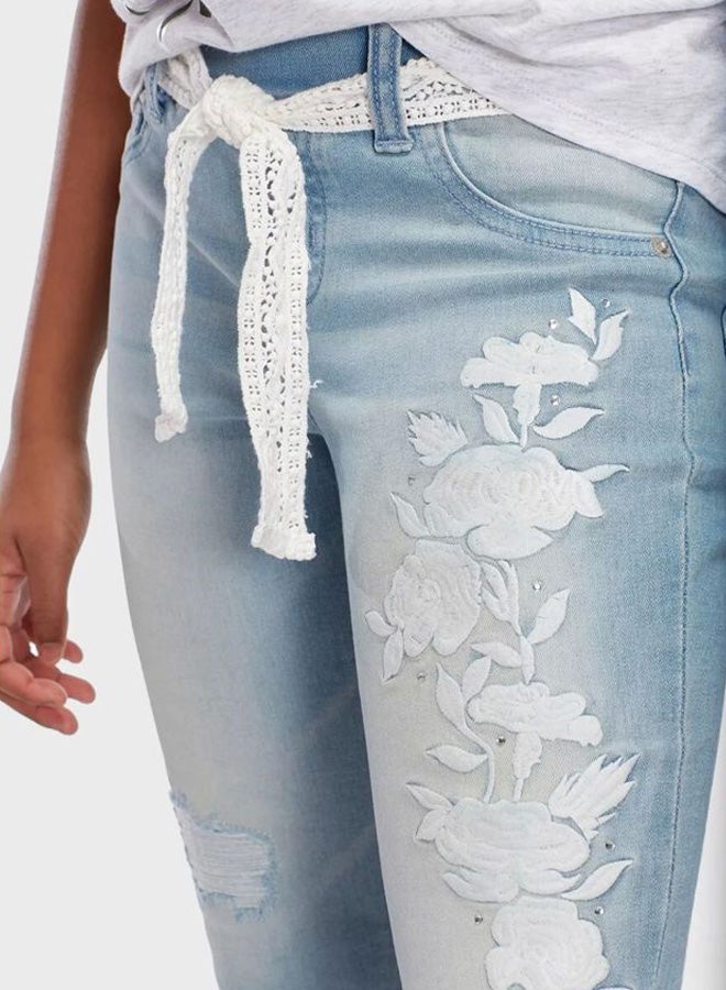 جاستس شورتات مطرزة بنقش الزهور أزرق/أبيض - Image 2