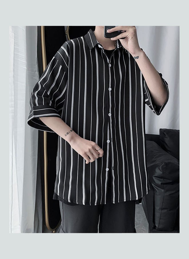 قميص مخطط بأكمام قصيرة أسود - Image 5