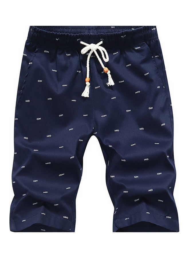 شورت رجالي كاجوال للشاطئ مصنوع من القطن بطبعة عظم السمكة مع جيوب ورباط للشد أزرق داكن - Image 1