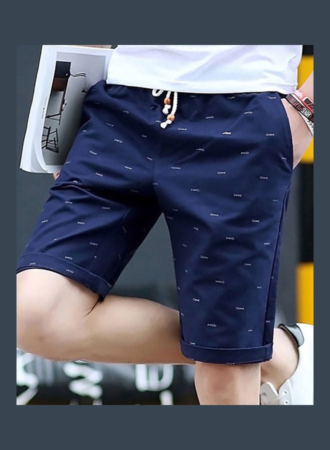 شورت رجالي كاجوال للشاطئ مصنوع من القطن بطبعة عظم السمكة مع جيوب ورباط للشد أزرق داكن - Image 3