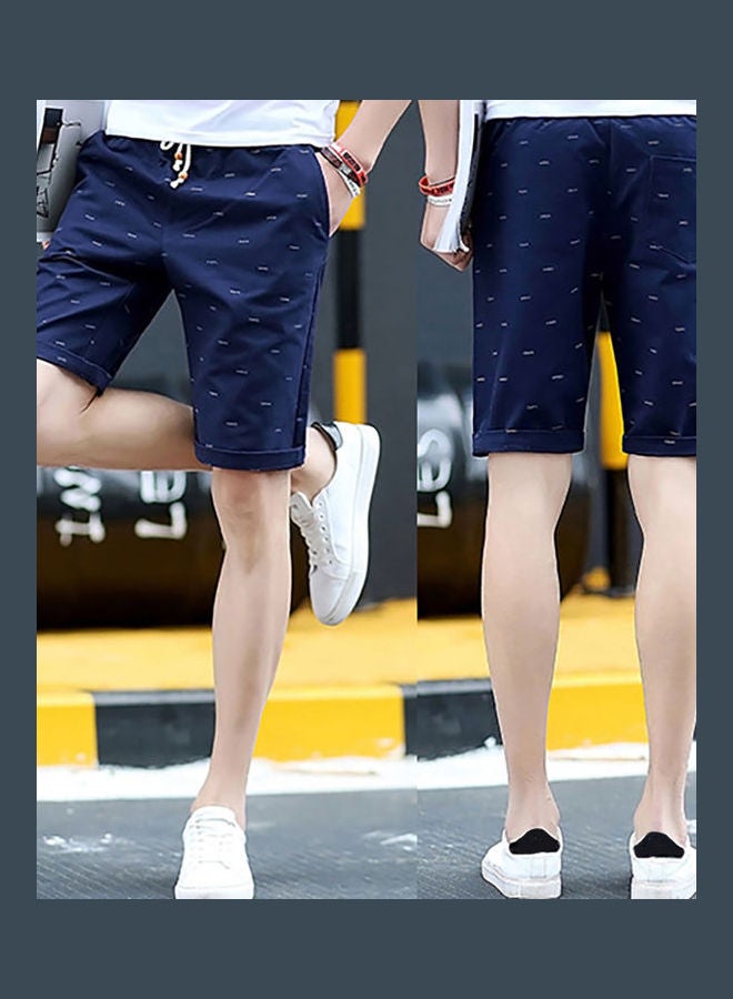 شورت رجالي كاجوال للشاطئ مصنوع من القطن بطبعة عظم السمكة مع جيوب ورباط للشد أزرق داكن - Image 4