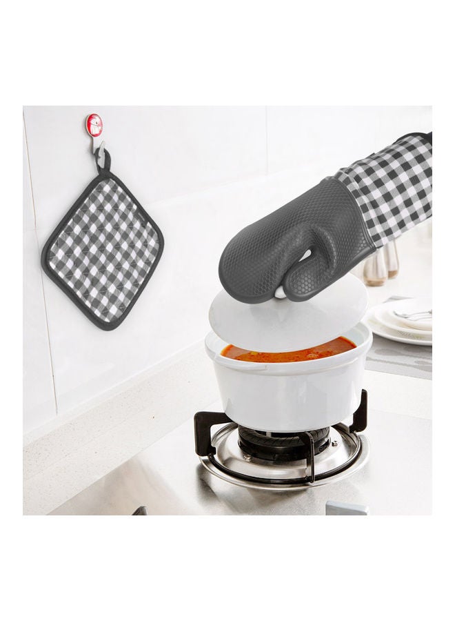 4-Piece Checkered Pattern Silicone Gloves With Insulation Pot Mat Grey  - Image 2
