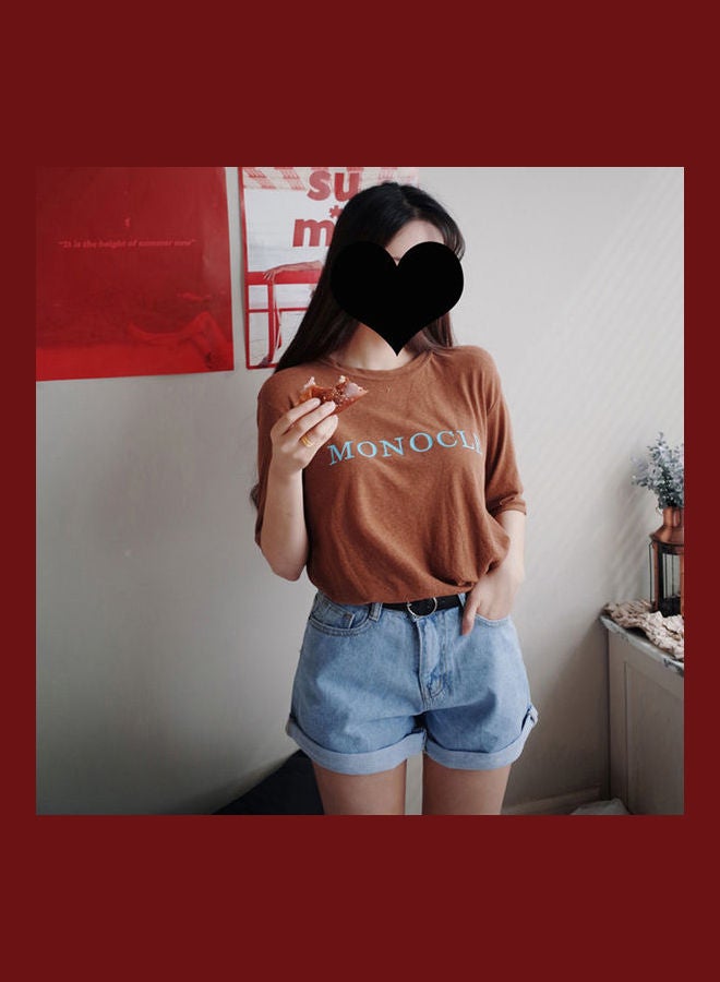 شورت جينز واسع بخصر مرتفع وحواف ملفوفة مناسب لفصل الصيف أزرق فاتح - Image 4