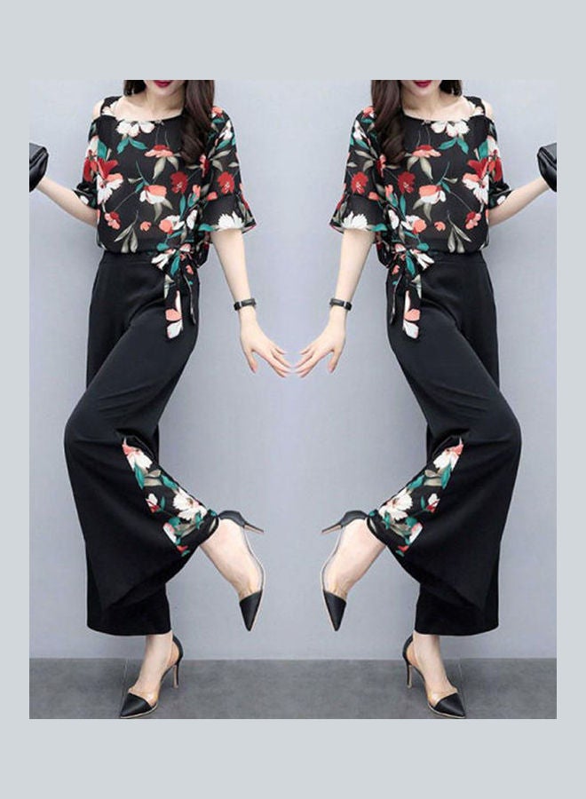 زي بدلة من بلوزة أنيقة بقصة ضيقة وبطبعة زهور مع بنطال بأرجل واسعة أسود - Image 1