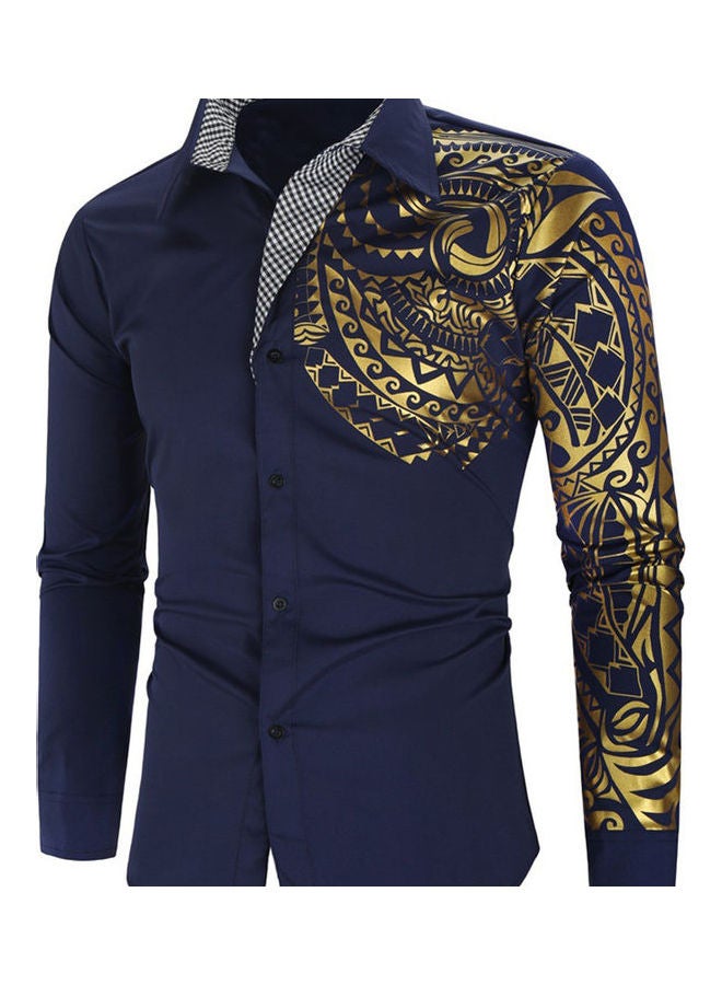 قميص بقصة ضيقة بطبعة كلمة Totem" أزرق البحرية / الذهب