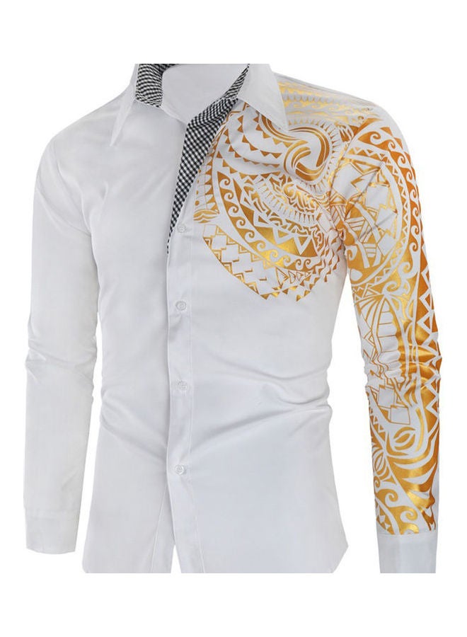 قميص بقصة ضيقة بطبعة كلمة Totem" أبيض/ذهبي