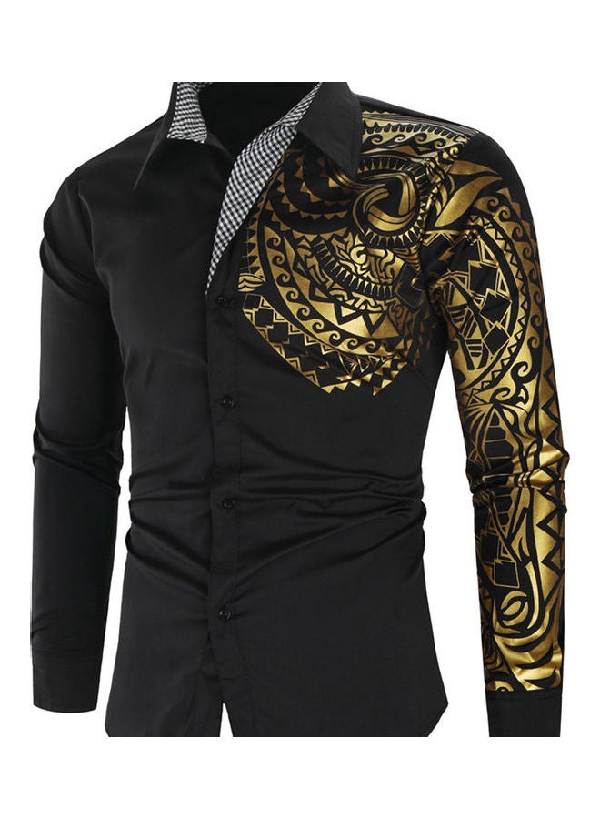 قميص بقصة ضيقة بطبعة كلمة Totem" أسود/ذهبي