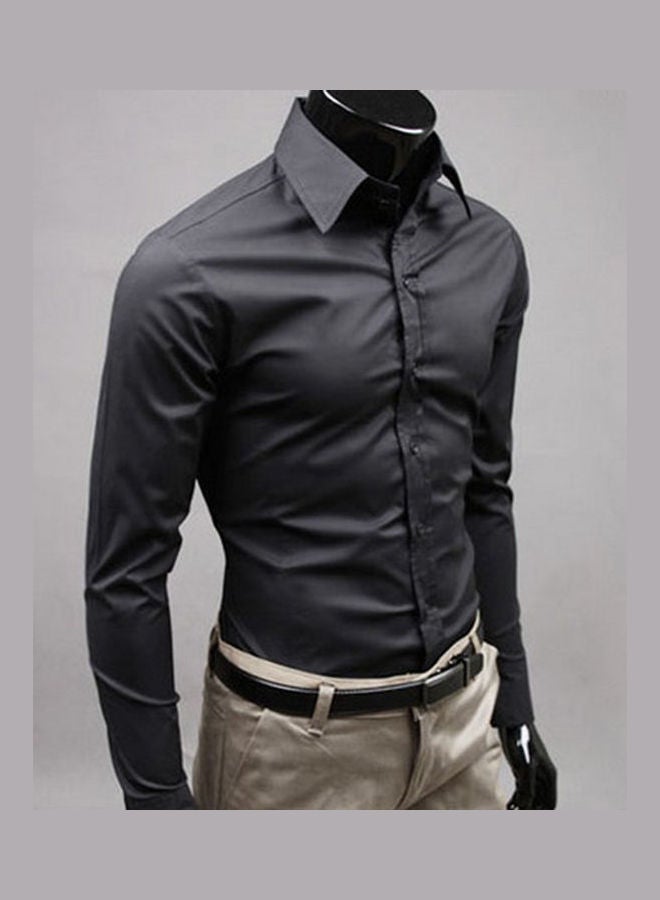 قميص سادة رجالي بقصة ضيقة وأكمام طويلة وأزرار وياقة مطوية للأسفل أسود - Image 3