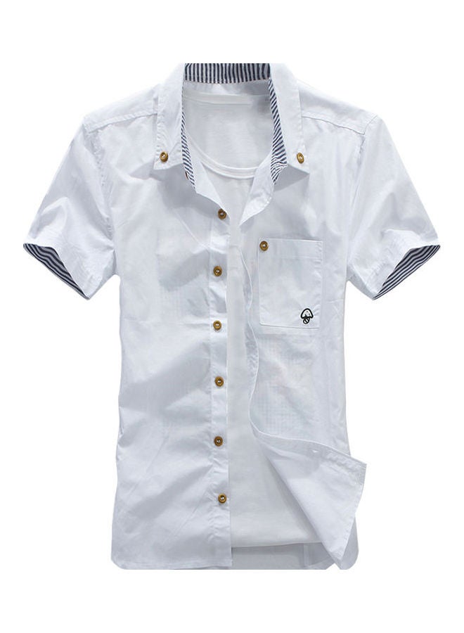 قميص رجالي مطرز بقصة ضيقة وياقة مطوية وأكمام قصيرة وأزرار لون سادة أبيض - Image 1