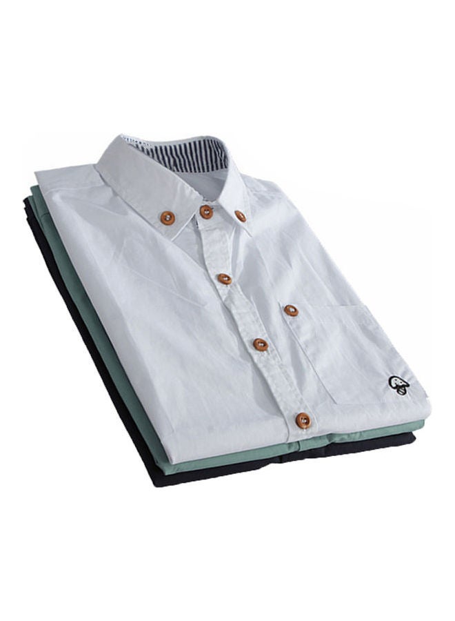 قميص رجالي مطرز بقصة ضيقة وياقة مطوية وأكمام قصيرة وأزرار لون سادة أبيض - Image 2