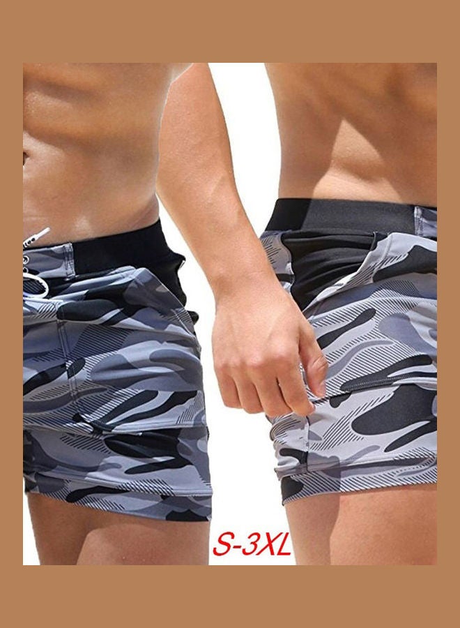 لباس سباحة كاجوال قصير بتصميم كاموفلاج للرجال رمادي - Image 2