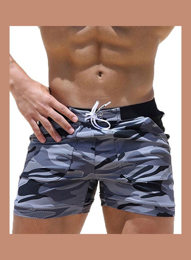لباس سباحة كاجوال قصير بتصميم كاموفلاج للرجال رمادي - Image 3