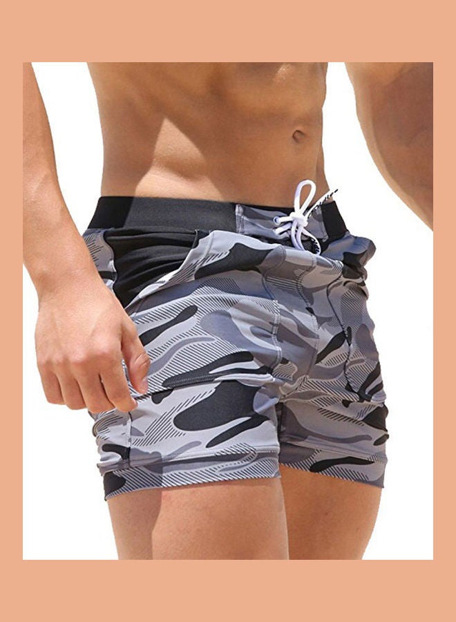 لباس سباحة كاجوال قصير بتصميم كاموفلاج للرجال رمادي - Image 4