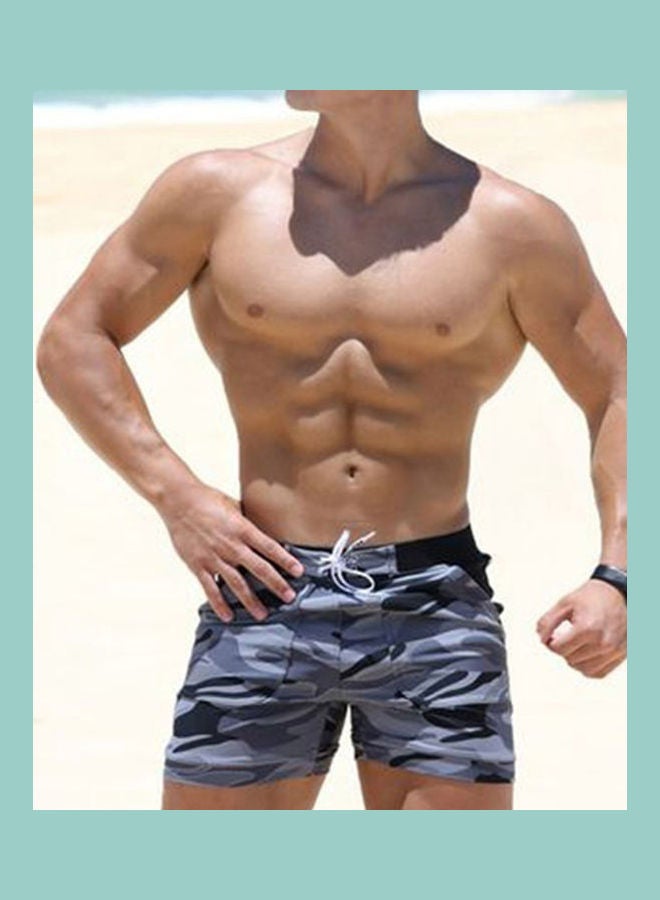 لباس سباحة كاجوال قصير بتصميم كاموفلاج للرجال رمادي - Image 5