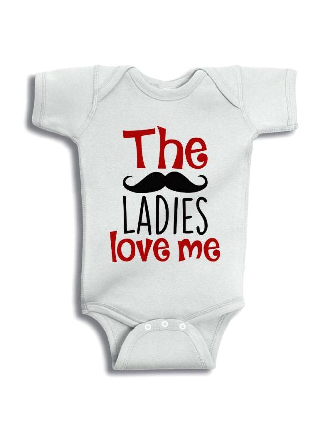 توينكل هاندس لباس من قطعة واحدة بتصميم طبعة عبارة "The Ladies Love Me" أبيض/أحمر/أسود  - Image 1