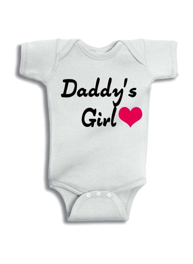 توينكل هاندس لباس من قطعة واحدة بطبعة عبارة "Daddy's Girl" أبيض/أسود/وردي  - Image 1