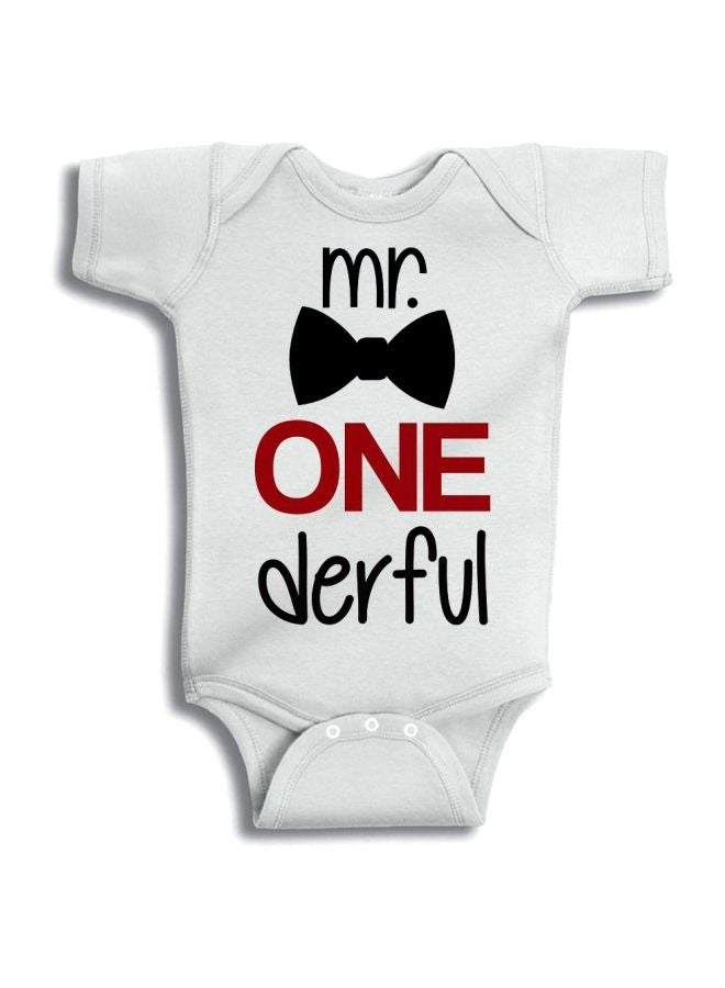 توينكل هاندس لباس من قطعة واحدة بطبعة Mr One Derful أبيض/أسود/أحمر - Image 1