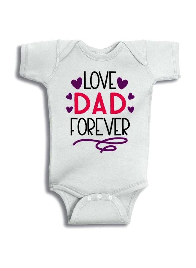 توينكل هاندس لباس من قطعة واحدة بطبعة عبارة "Love Dad Forever" أبيض/بنفسجي/أحمر  - Image 1