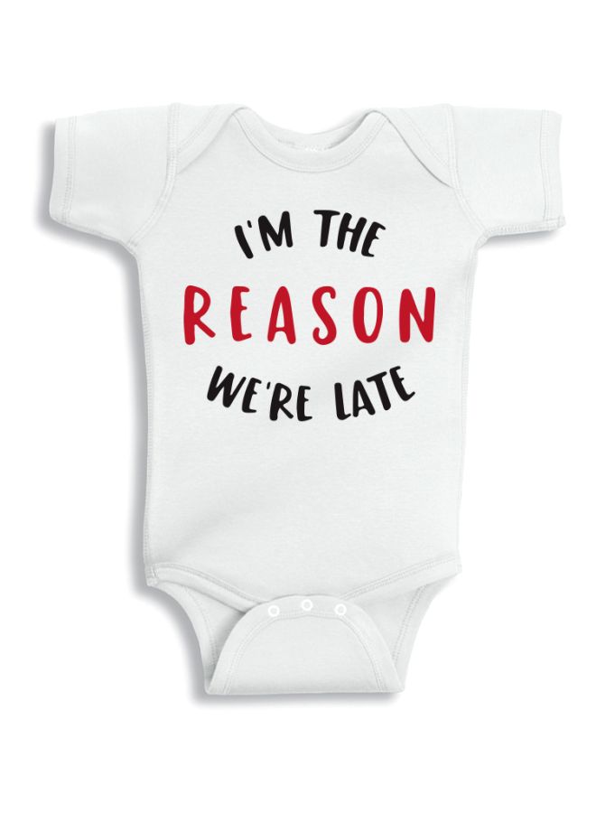 توينكل هاندس لباس من قطعة واحدة بطبعة "I'm The Reason We're Late" أبيض/أحمر/أسود  - Image 1