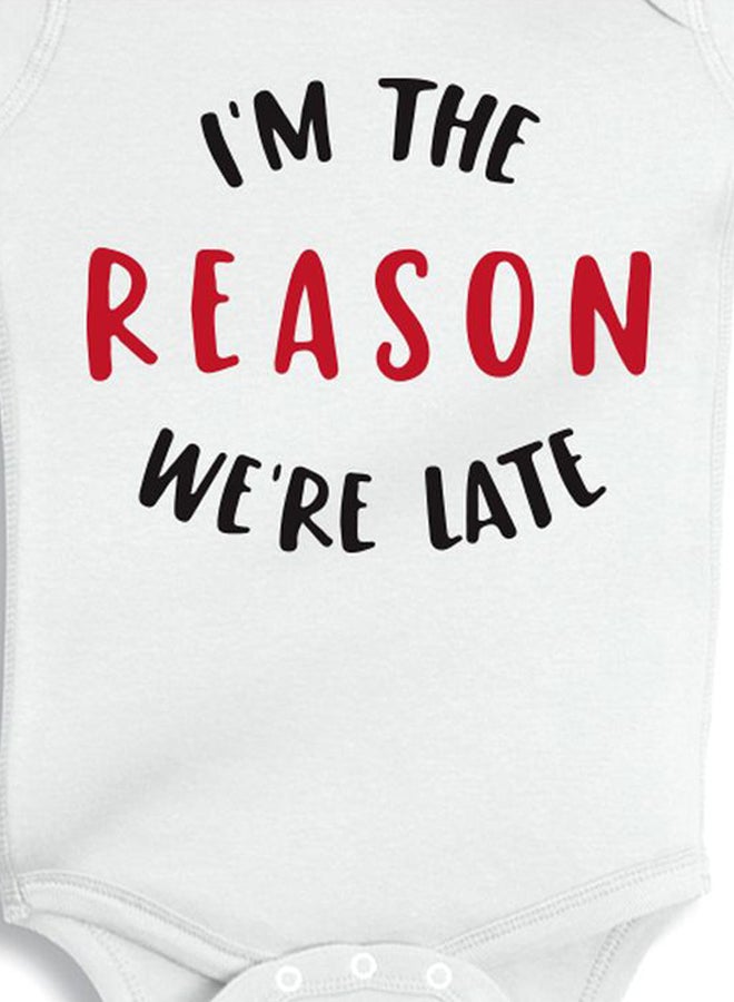 توينكل هاندس لباس من قطعة واحدة بطبعة "I'm The Reason We're Late" أبيض/أحمر/أسود  - Image 3