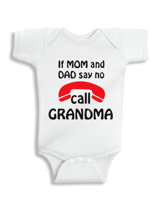 توينكل هاندس لباس من قطعة واحدة بطبعة عبارة "Call Grandma". أبيض/أحمر/أسود  - Image 1