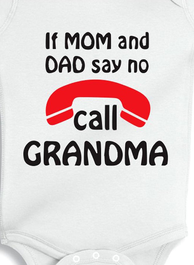 توينكل هاندس لباس من قطعة واحدة بطبعة عبارة "Call Grandma". أبيض/أحمر/أسود  - Image 3