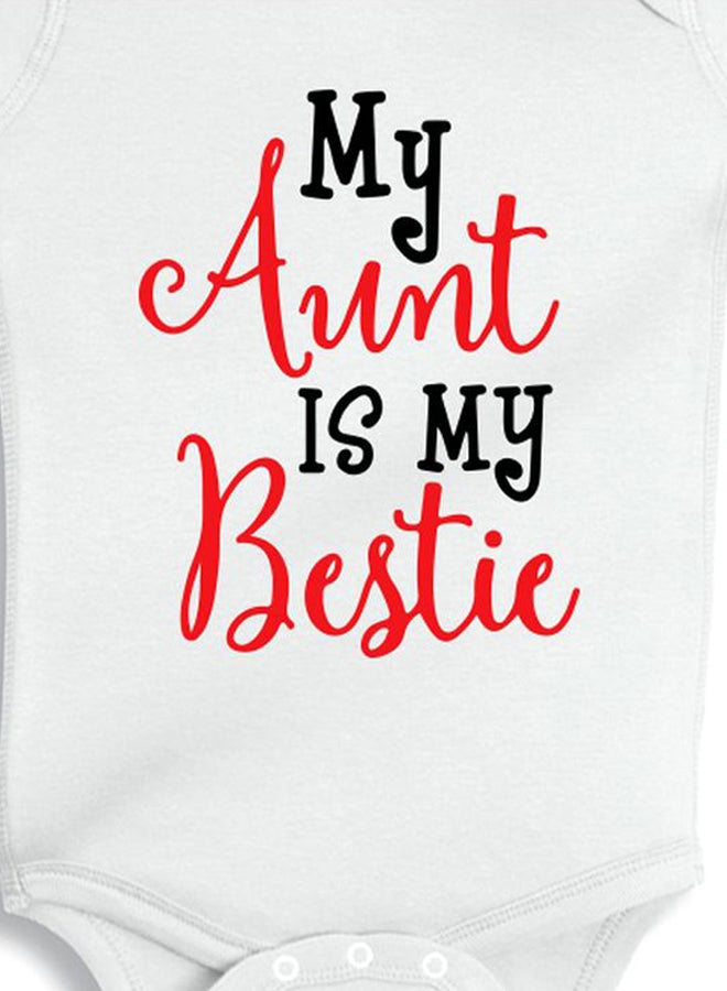توينكل هاندس لباس من قطعة واحدة بطبعة عبارة "My Aunt Is My Bestie" أبيض/أحمر/أسود  - Image 2