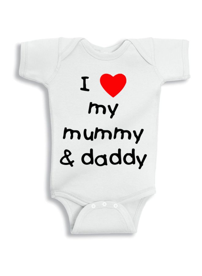 لباس من قطعة واحدة مطبوع عليها عبارة I Love Mummy And Daddy أبيض/أحمر/أسود - v1607532738/N42776491V_1