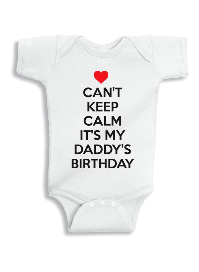 توينكل هاندس لباس من قطعة واحدة بطبعة عبارة "Daddy's Birthday" أبيض  - Image 1