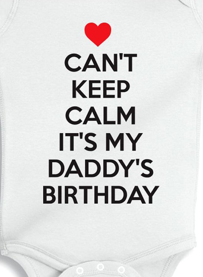توينكل هاندس لباس من قطعة واحدة بطبعة عبارة "Daddy's Birthday" أبيض  - Image 3