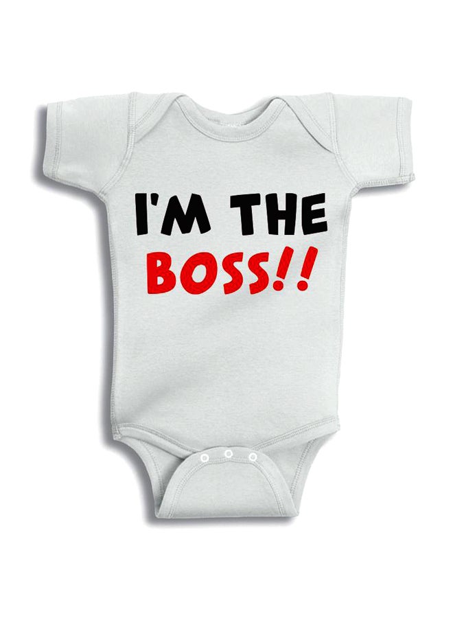 توينكل هاندس لباس من قطعة واحدة بطبعة عبارة "I Am The Boss" أبيض/أسود/أحمر  - Image 1