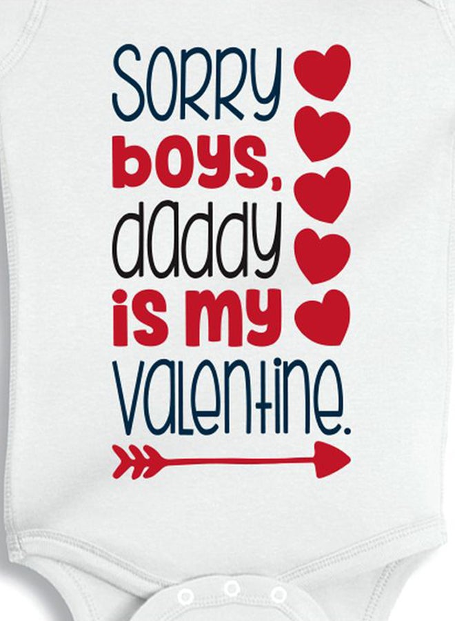 توينكل هاندس لباس من قطعة واحدة بطبعة تحمل عبارة "Daddy Is My Valentine" أبيض  - Image 3