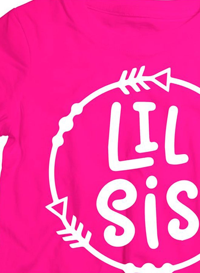 توينكل هاندس تيشيرت بطبعة "Lil Sis" وردي/أبيض - Image 3