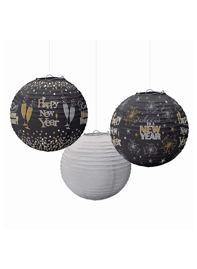 أمسكان فانوس مطبوع بعبارة"