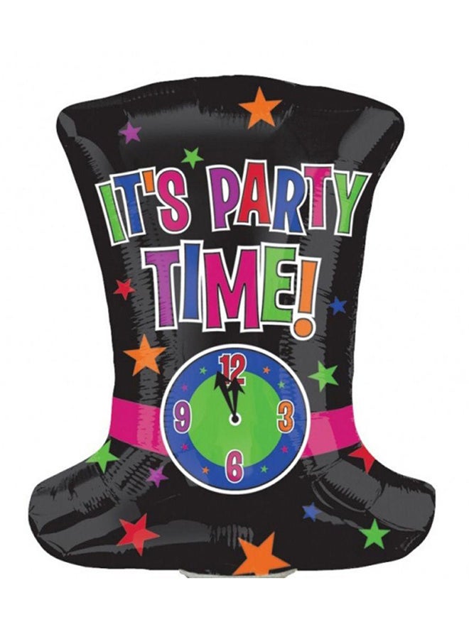 أمسكان بالون على شكل عبارة Happy New Year"