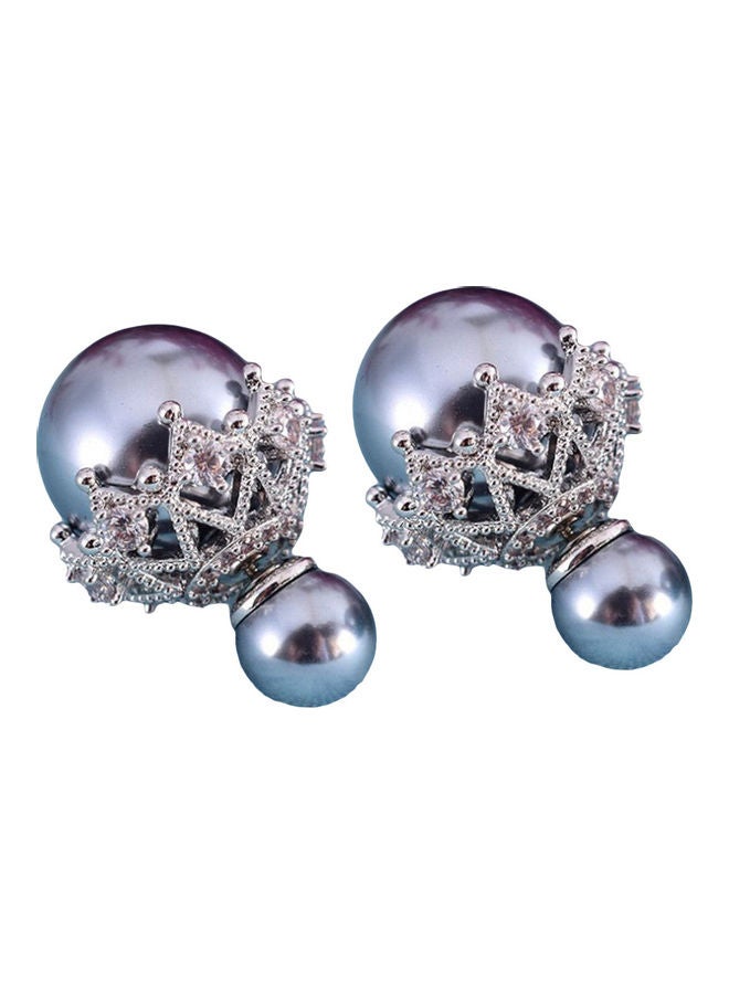 أقراط مزدوجة الجانب على شكل زهرة مجوّفة و مرصعة باللؤلؤ الاصطناعي, يتم تثبيتها بثقب الأذن بواسطة مسمار