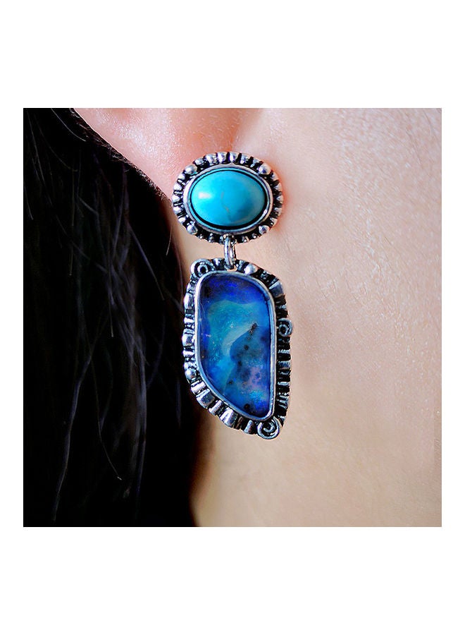 أقراط متدلية بتصميم هندسي مرصعة بحجر الفيروز الصناعي - Image 2