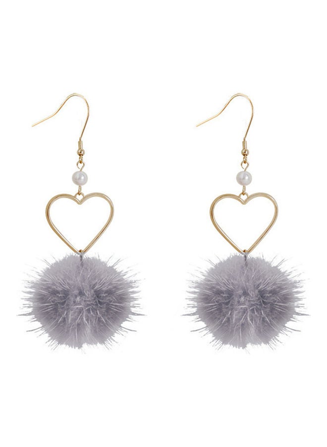 أقراط بتصميم قلب مزين بكرات بوم بوم زغبية ومرصعة باللؤلؤ الصناعي