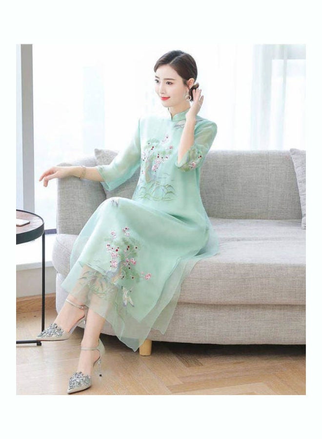 فستان بتصميم أكمام طويلة مزين بتطريز أخضر - Image 3