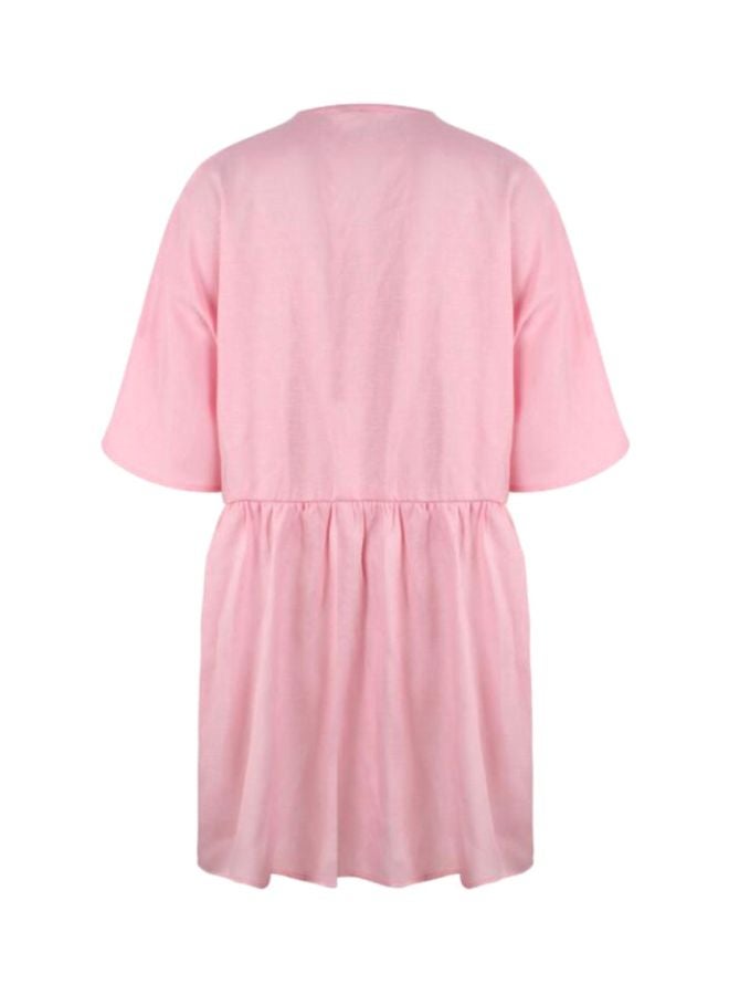 شاربدو فستان قصير بأكمام قصيرة وجيبين جانبيين وفتحة عنق على شكل حرف V وردي - Image 2