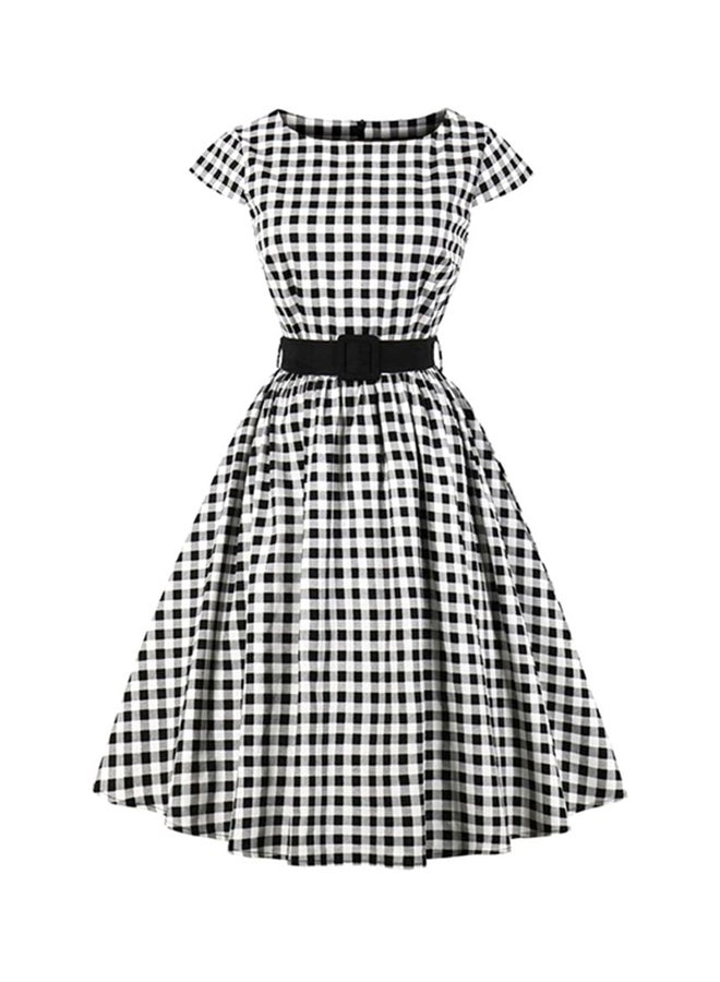 شاربدو فستان متوسط الطول برقبة دائرية أسود/ أبيض - Image 1