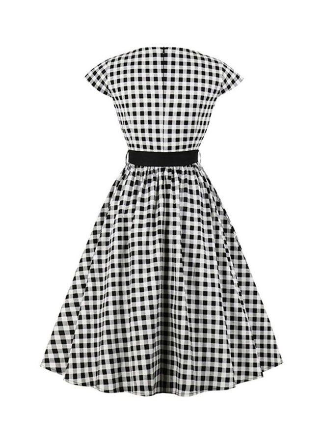 شاربدو فستان متوسط الطول برقبة دائرية أسود/ أبيض - Image 2