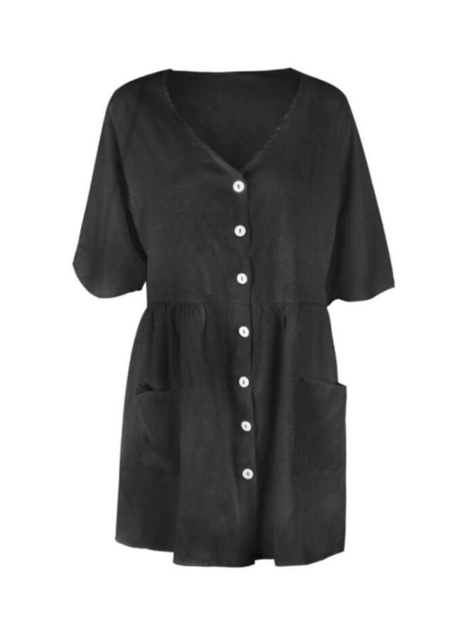 شاربدو فستان قصير بأكمام قصيرة وجيبين جانبيين وفتحة عنق على شكل حرف V أسود - Image 1