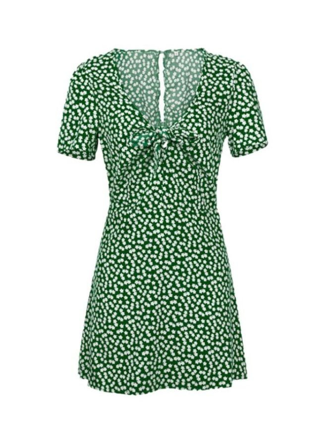 شاربدو فستان قصير منقوش بأكمام قصيرة وفتحة عنق على شكل حرف V أخضر/أبيض - Image 1