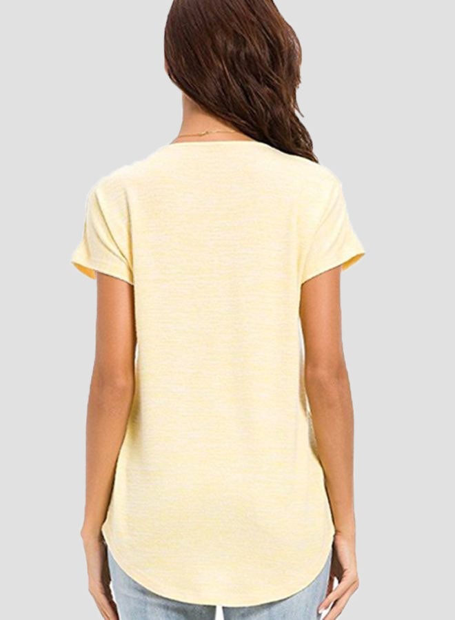 شاربدو بلوزة بأكمام قصيرة ورقبة على شكل الحرف V أصفر - Image 2