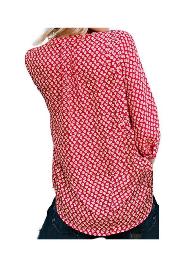 شاربدو قميص كاجوال بأكمام طويلة ورقبة دائرية ومزين بطبعة أحمر/أبيض - Image 2