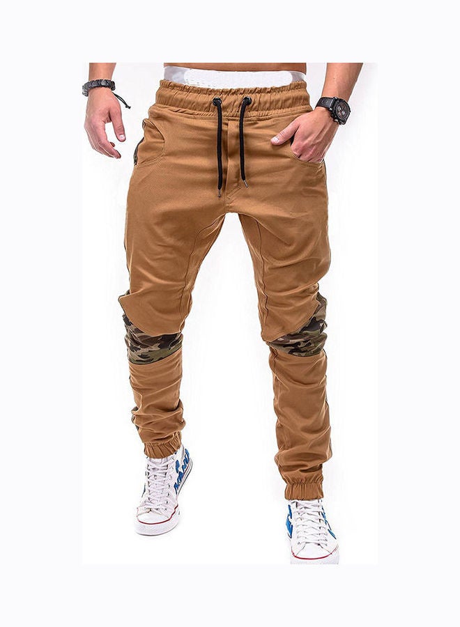 بنطال مزين بطبعة كاموفلاج كاكي - Image 1