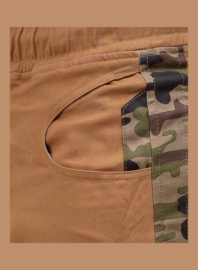 بنطال مزين بطبعة كاموفلاج كاكي - Image 5