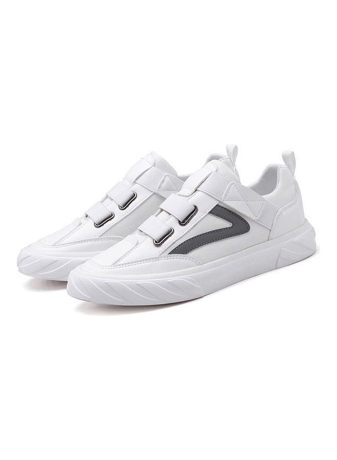 بيوينتي حذاء رياضي برباط ورقبة قصيرة أبيض/ أسود - Image 1